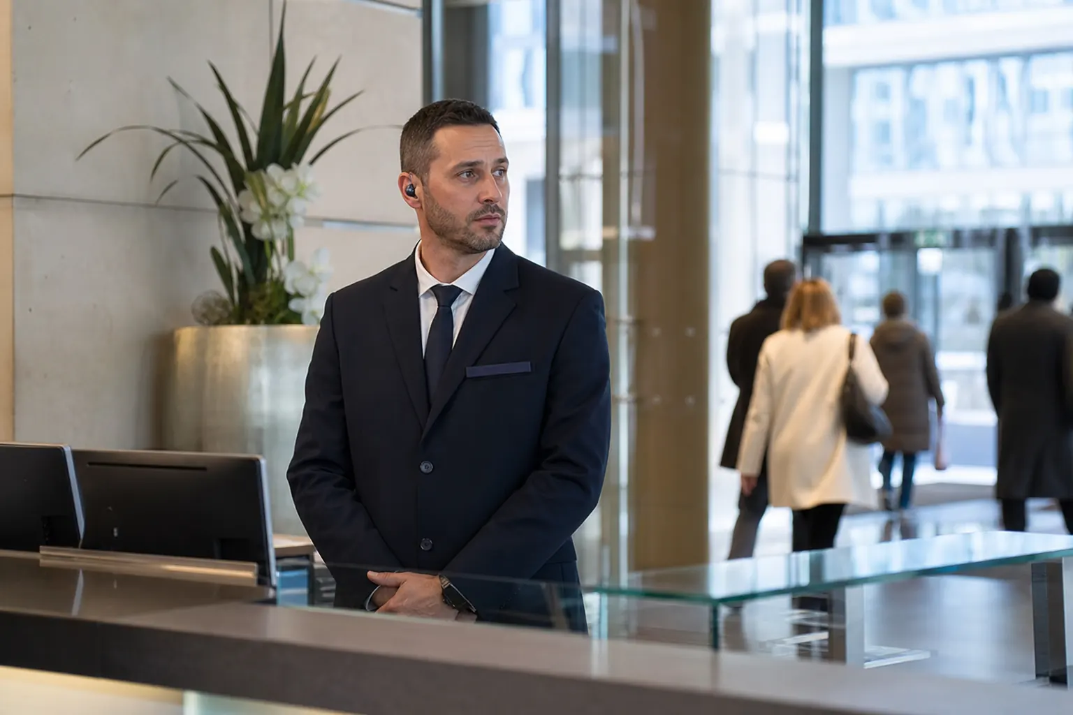 un agent à l'accueil d'un établissement recevant du public