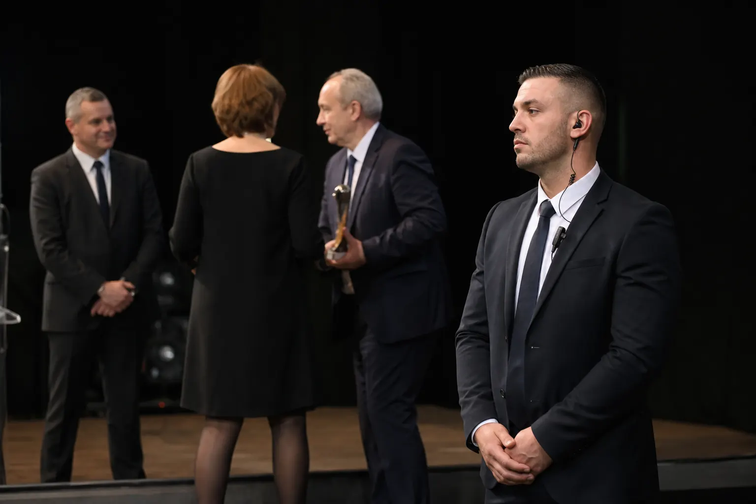 une scène de remise de prix sobre, un agent en bord de scène